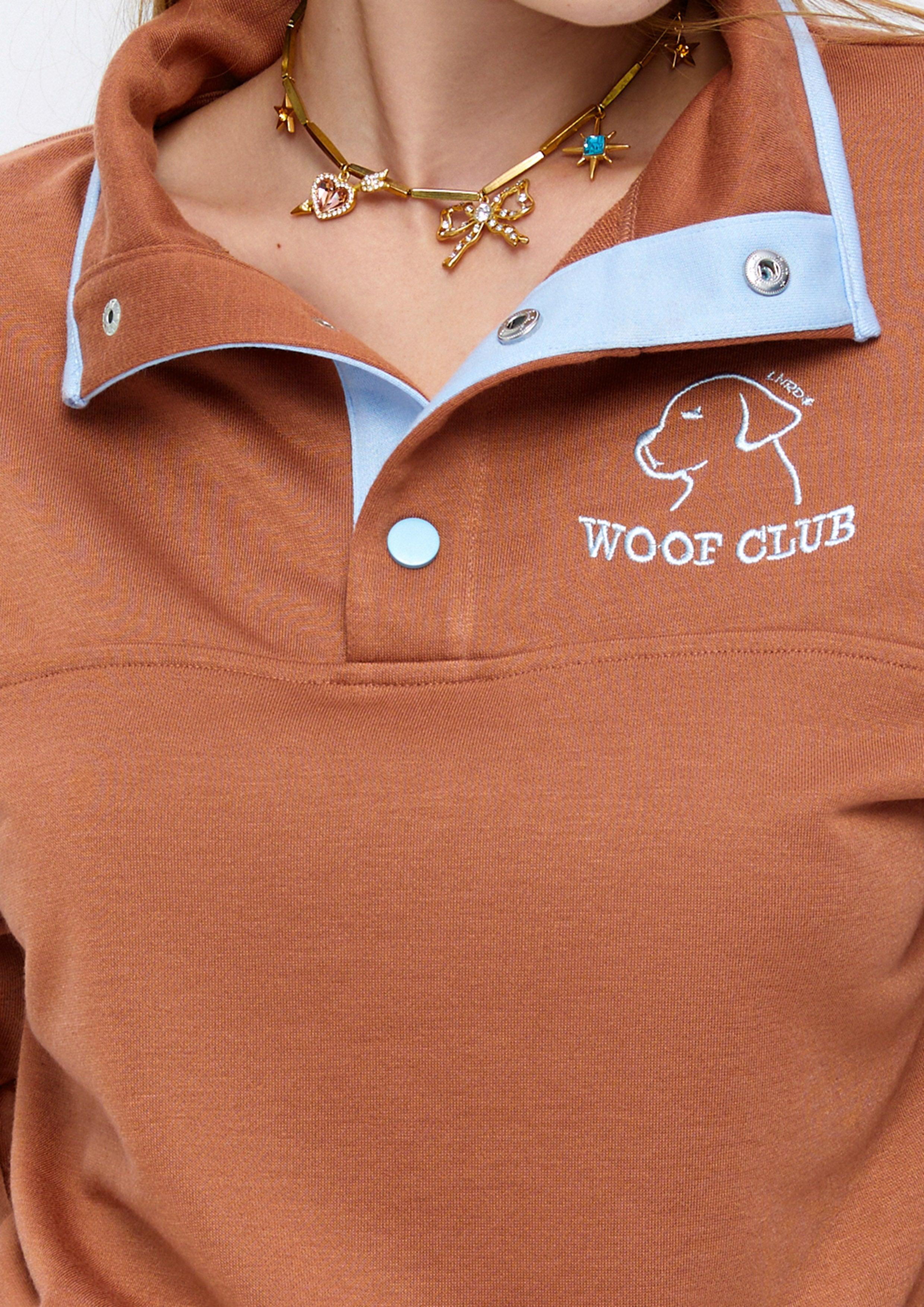 เสื้อพูลโอเวอร์ทรงครอปแต่งปัก Woof Club คอลเลกชัน Lost In Museum