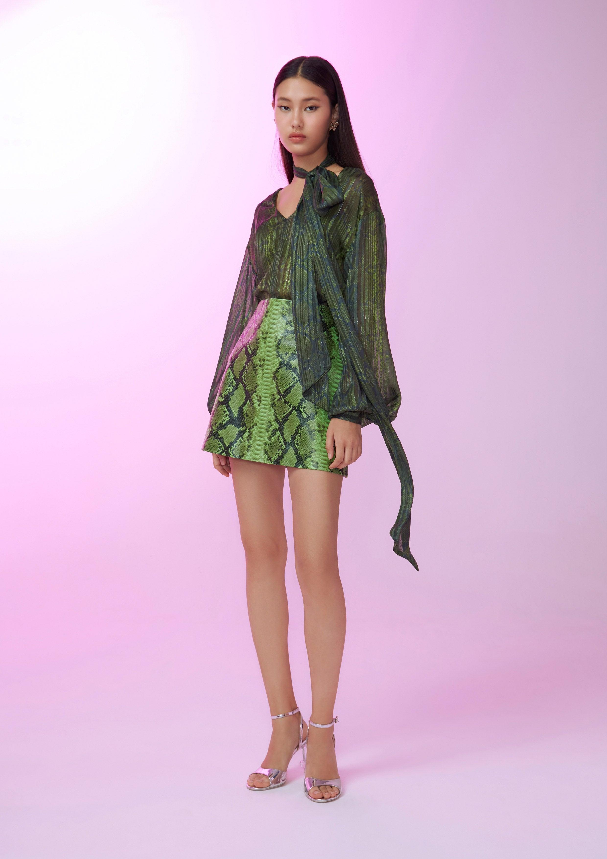 สร้างสไตล์ที่โดดเด่นด้วย Python Mini Skirt Green Femme Power Collection ...