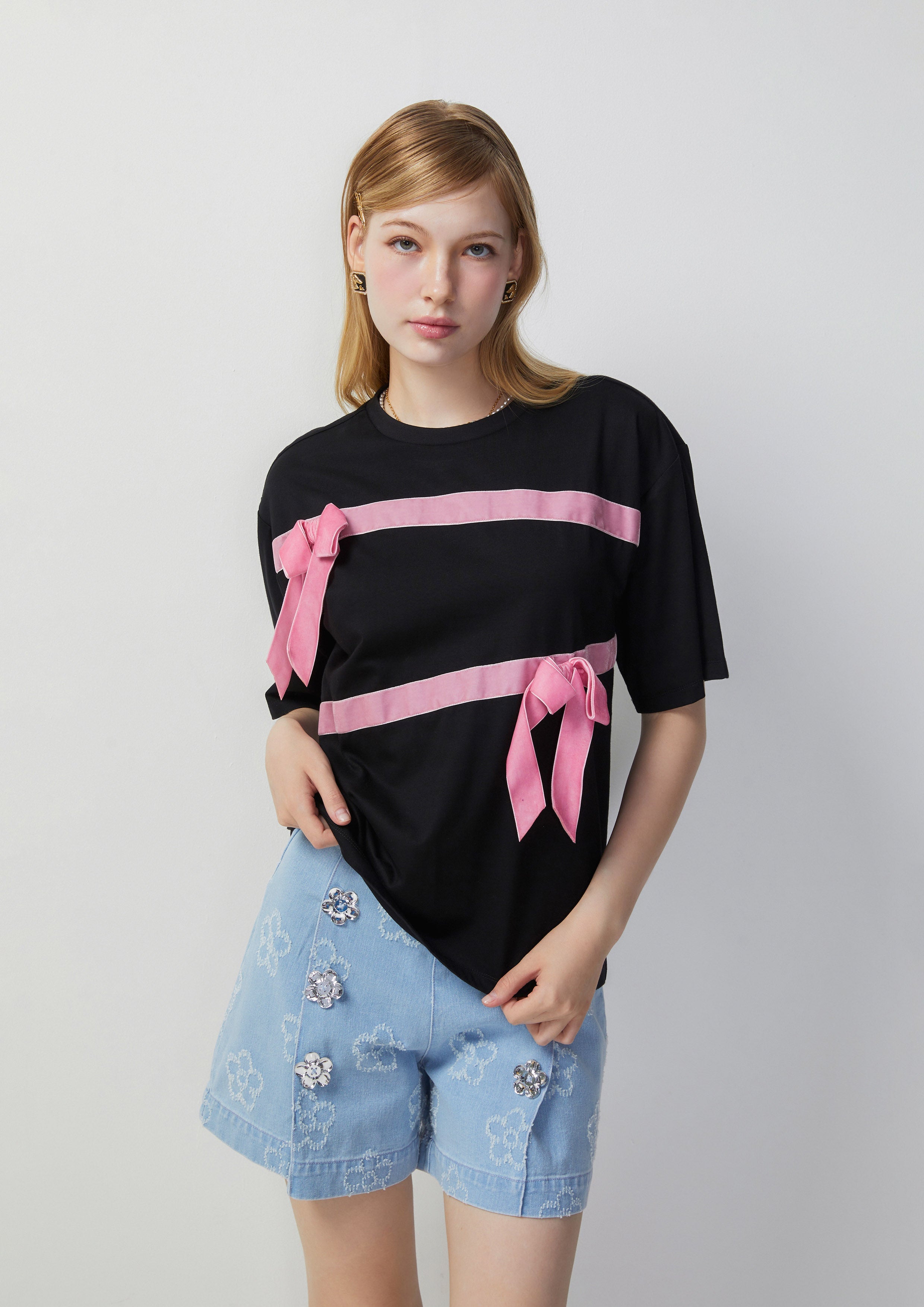 Contrast Ribbon Accent T Shirt Femme Power Collection