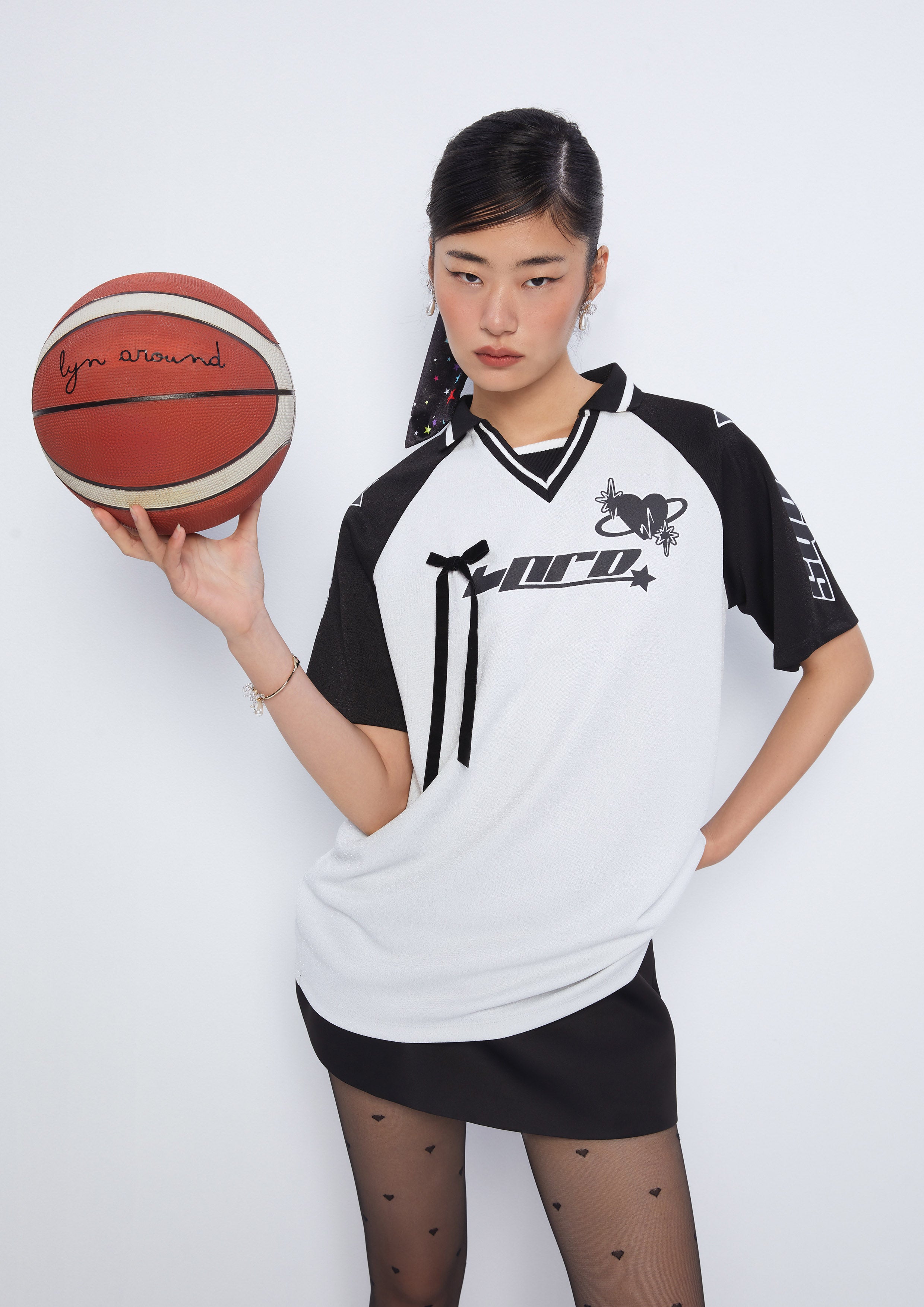 เสื้อโปโลทรงสปอร์ตพิมพ์ลายประดับโบว์ คอลเลกชัน The Star Athlete